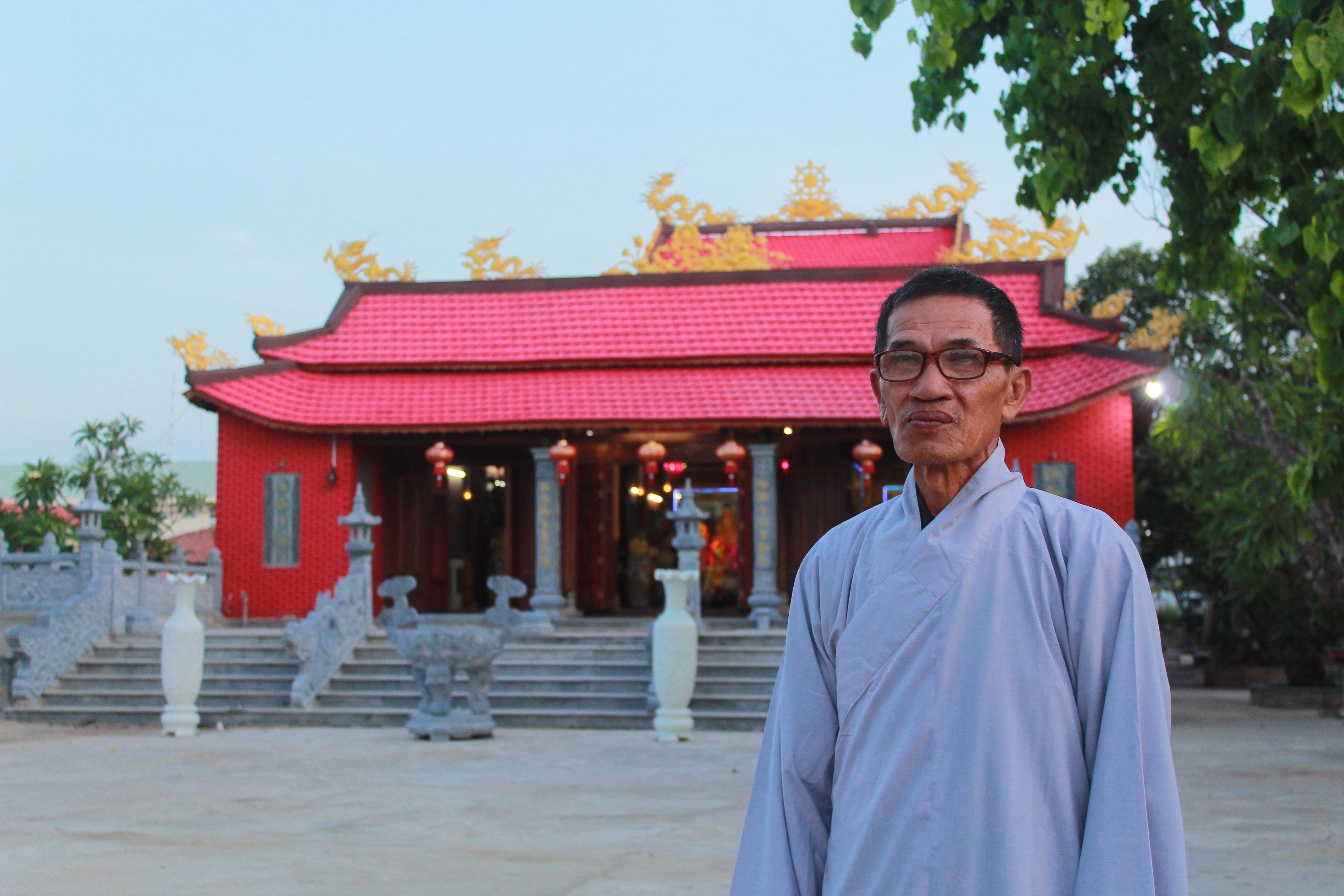 Quy Nhơn: Phật tử cải táng mộ để hiến đất cúng chùa